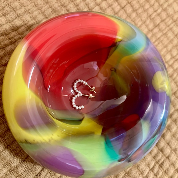 Catbird baby pearl hoop earrings (pair), 14k yellow gold - Picture 4 of 5